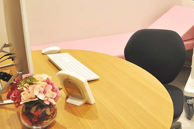 半円形のテーブル（第1診察室）