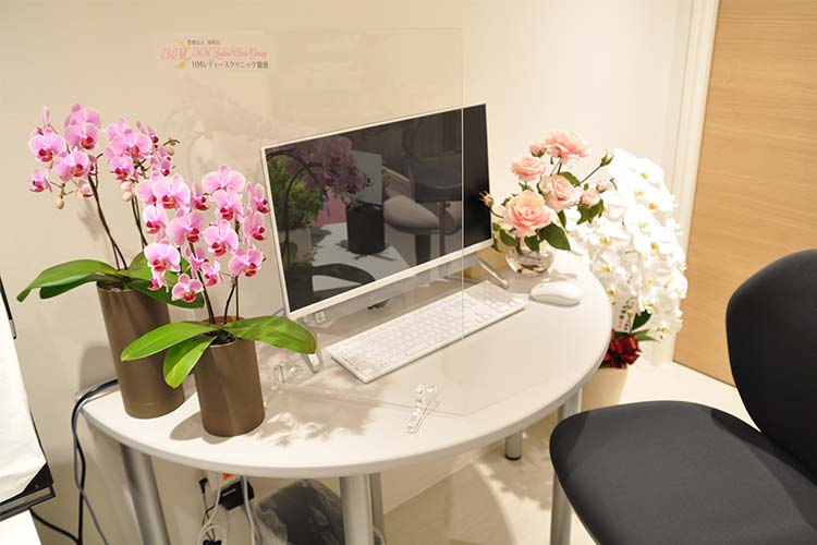 半円形のテーブル（第2診察室）